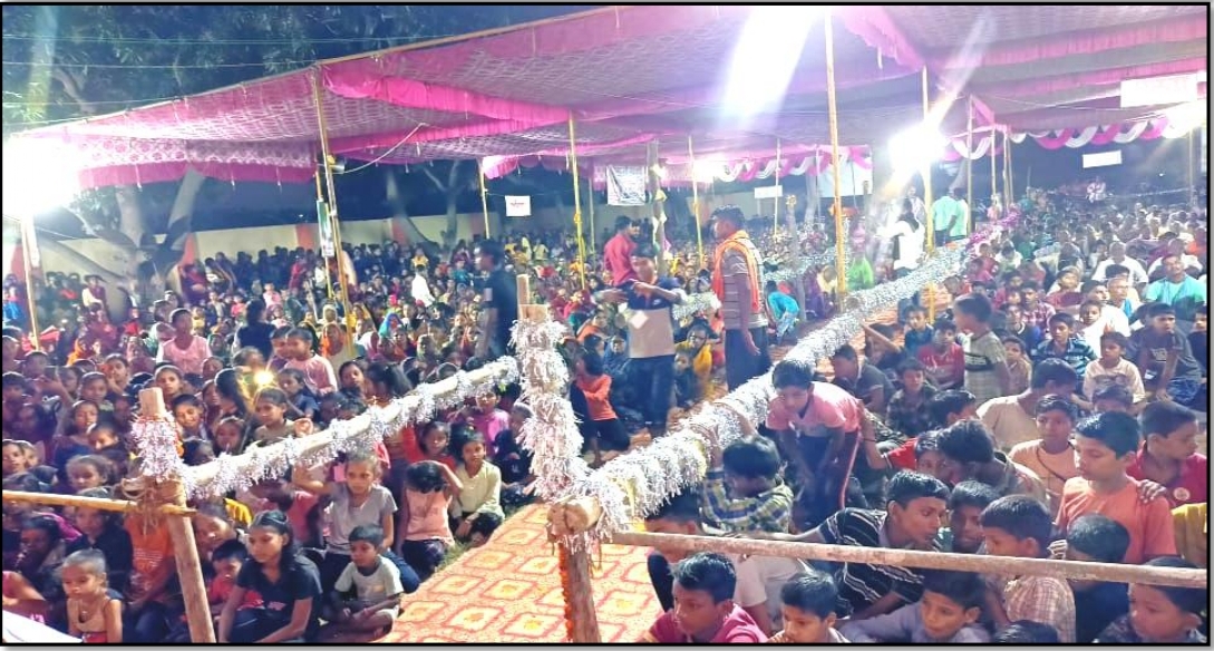 मौनी महाराज जी की दूसरी पुण्यतिथि के संगीतमय श्रीमदभागवत कथा का श्रवण करते हुए श्रद्धालुगण