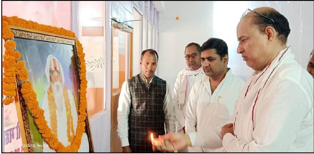 मौनी महाराज जी को दीप प्रज्वलित कर पूजन करते हुए
